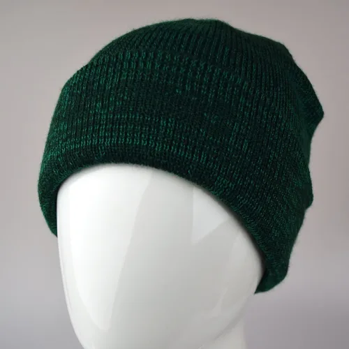 В'язана шапка з меланжевої пряжі