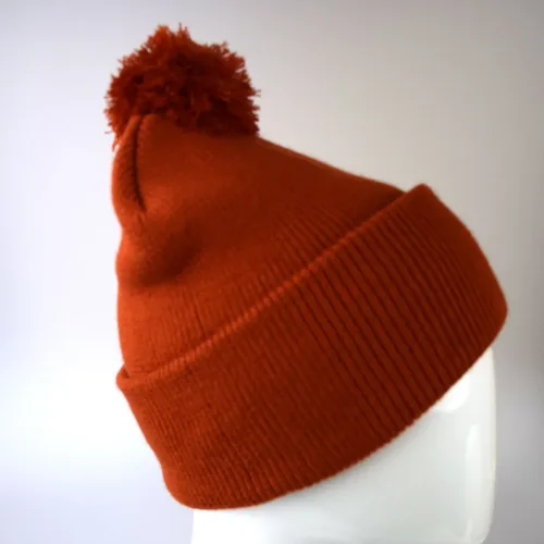 Шапка в'язана з помпоном