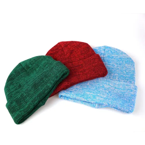 В'язані шапки з меланжевої пряжі