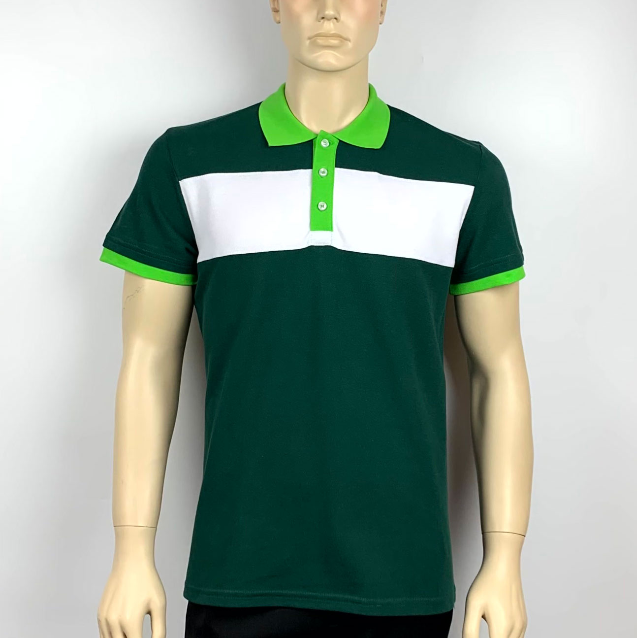 Футболка-поло має основний колір тканини - зелений. Контрастне оздоблення тканиною білого кольору виконано зверху на грудях.