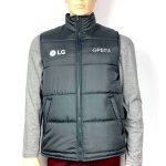 Утеплений жилет пошитий з термодруком логотипа LG на грудях та спині.