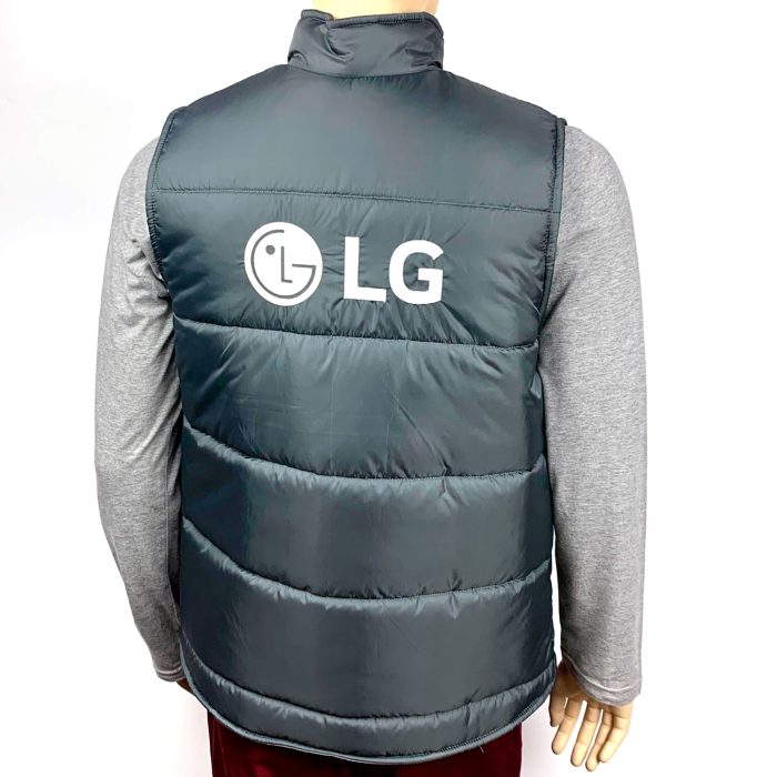 Утеплений жилет пошитий з термодруком логотипа LG на грудях та спині.