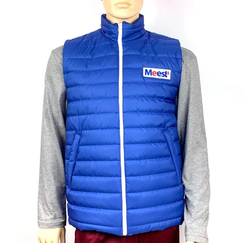 Утеплений жилет (модель №2) пошитий на синтепоні, має шеврон на грудях та вишивку логотипа