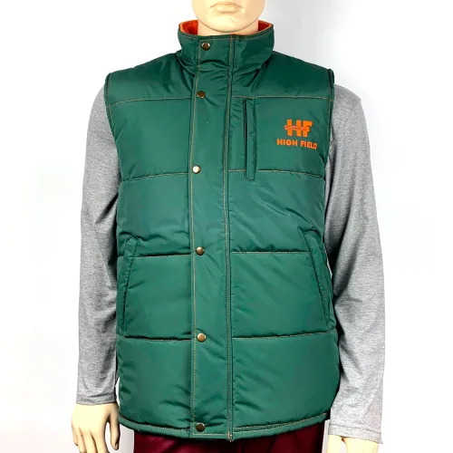 Утеплена жилетка (модель №7) пошита на синтепоні в фірмових кольорах з вишивкою логотипа HIGH FIELD.