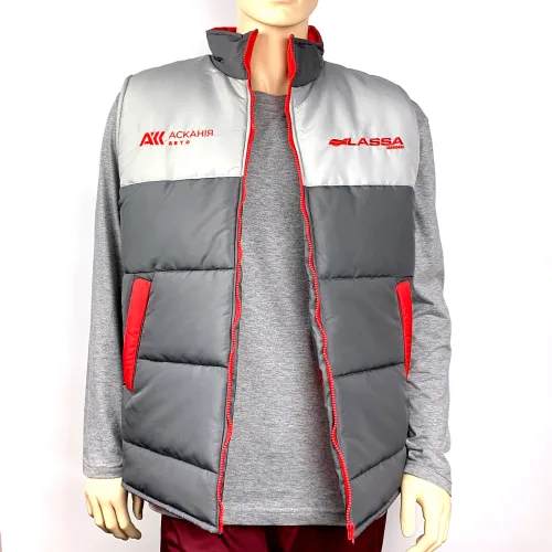 Утеплений жилет (модель № 6) пошитий на синтепоні в фірмових кольорах з вишивкою логотипа